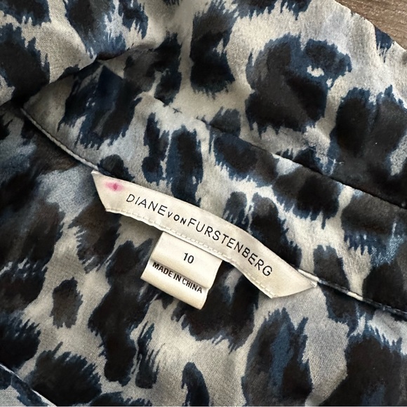 Diane Von Furstenberg Blue and Black Leopard Print Blouse - Size 10 - Picture 5 of 11